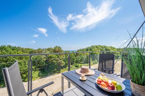 Prora - Waschmaschine und Strandkorb am Strand - Wellenblick in Ostseebad Binz