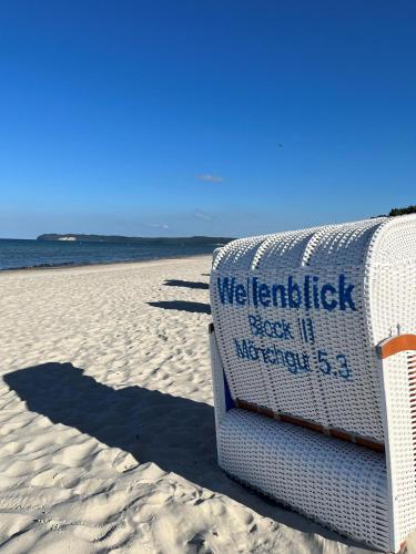 Prora - Waschmaschine und Strandkorb am Strand - Wellenblick in Ostseebad Binz