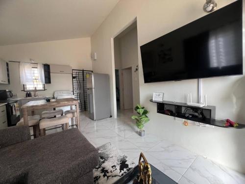 공용 라운지/TV 시청 구역, Charming 2 Bedroom Home in Phoenix Park Village in 스패니쉬 타운