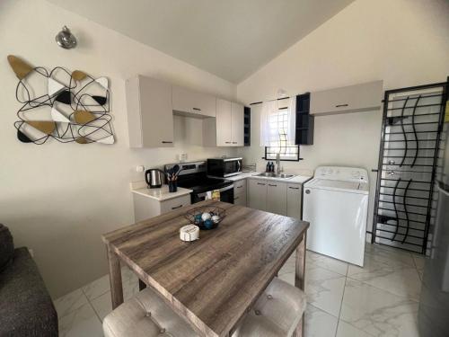 Charming 2 Bedroom Home in Phoenix Park Village in 스패니쉬 타운