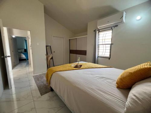 Charming 2 Bedroom Home in Phoenix Park Village in 스패니쉬 타운