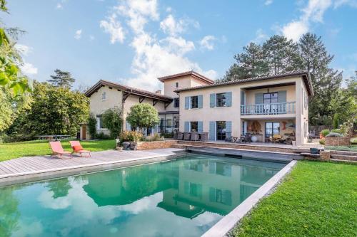 L’Intemporel Bright family home with exceptional pool and view - Location saisonnière - Limonest