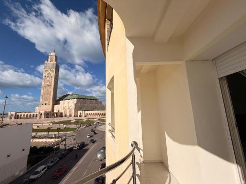 Appartement avec vue sur monument emblématique Hassan II – khách sạn tại Sour Jdid