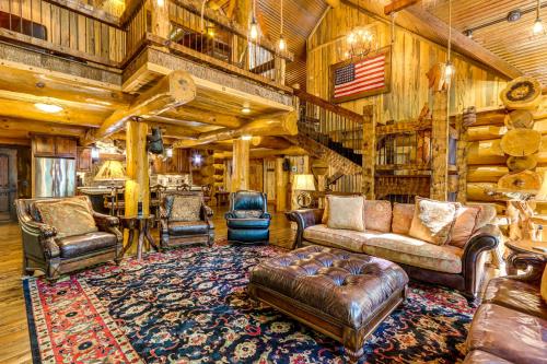 Private Hot Tub and Home Theater Ranger Log Cabin! in Ranger, USA