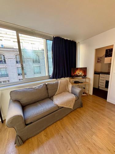 Appartement des Champs Elysées - image 11