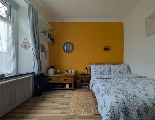 R1 - Bright Quiet Double - City & Beach Access, WIFI, Free Parking, Bus Stop 50ft From House - Self - Swansea