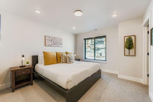 Luxurious 4 Bedroom Retreat close to Deer Valley East 1936 - image 8