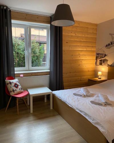1 queen bed, 1 sofa bed