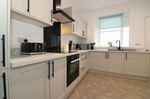 廚房, Modern 2 Bedroom Cottage Flat in 艾瑟