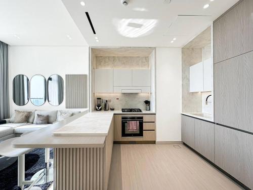 Modern and Cozy 1 Bedroom with Private Balcony Pool - image 2