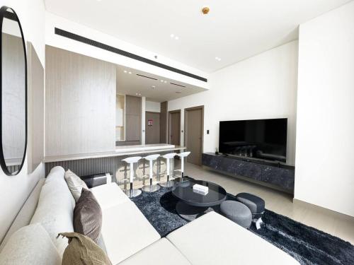 Modern and Cozy 1 Bedroom with Private Balcony Pool - image 5