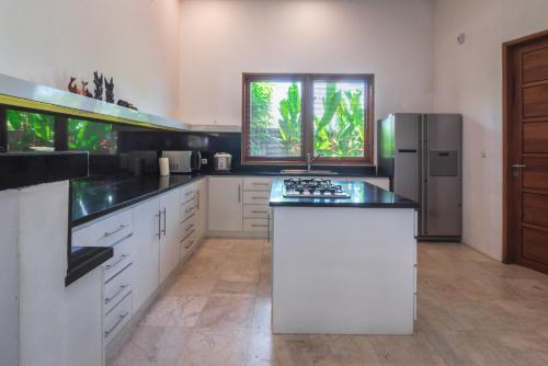 Sungai Raja Tropical 4BR Beachfront Villa in Gerokgak Buleleng Bali in 賽里利特