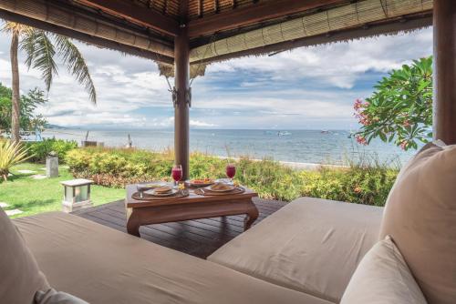 Sungai Raja Tropical 4BR Beachfront Villa in Gerokgak Buleleng Bali in 賽里利特