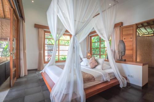 Sungai Raja Tropical 4BR Beachfront Villa in Gerokgak Buleleng Bali in 賽里利特