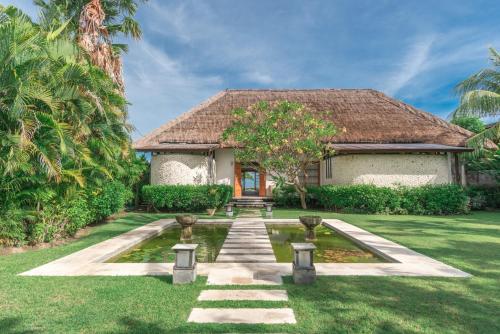Sungai Raja Tropical 4BR Beachfront Villa in Gerokgak Buleleng Bali in 賽里利特