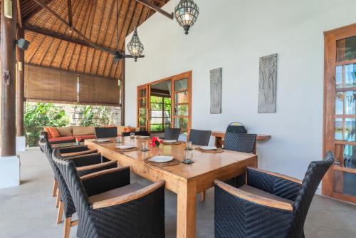 Sungai Raja Tropical 4BR Beachfront Villa in Gerokgak Buleleng Bali in 賽里利特