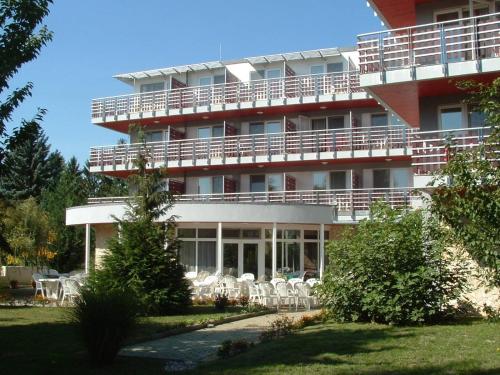 Well Hotel - image 5