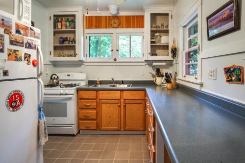 Harbert Cottage and Studio Half Mile to Beach! in Harbert, USA