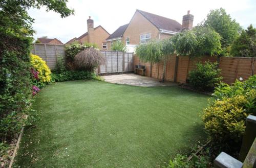 Great Parking and Spacious 3 Bedroom Home Andover - image 5