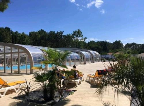 Séjour famille en Vendée - Mobil home 4 personnes avec terrasse & piscines