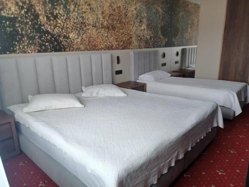 1 double bed, 1 twin bed