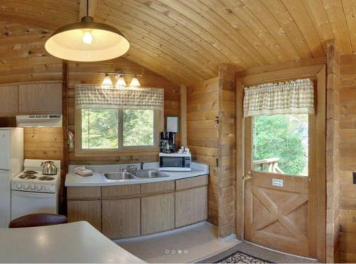 La Conner Camping Resort Cabin 7 in Lakonera (WA)