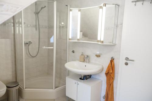Bathroom, Neu renoviertes Luxus Penthouse mit Dachterrasse und Parkplatz in Bestlage in Busum