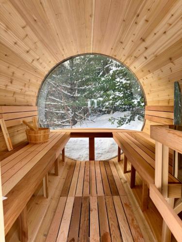 Blue Moose Private pool spa sauna lake access in Mille-Isles (QC)