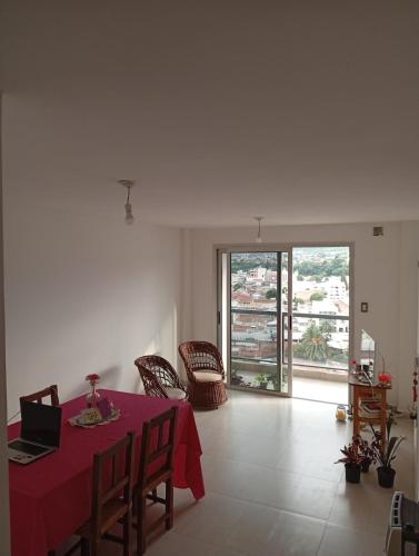 Un hermoso departamento con vista a la ciudad ubicado en calle arenales 1233-centro