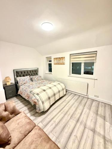 3 Bedrooms House CheapUKholiday gîte à louer Dagenham Heathway Underground Station