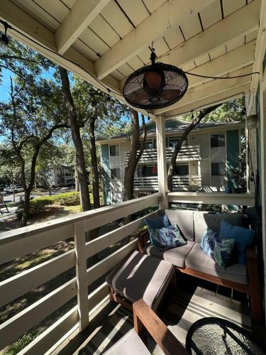 발코니/테라스, HHI Beach Retreat - Renovated & Ready to Relax in 힐튼 헤드 아이랜드 (SC)