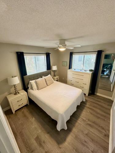 HHI Beach Retreat - Renovated & Ready to Relax in 힐튼 헤드 아이랜드 (SC)