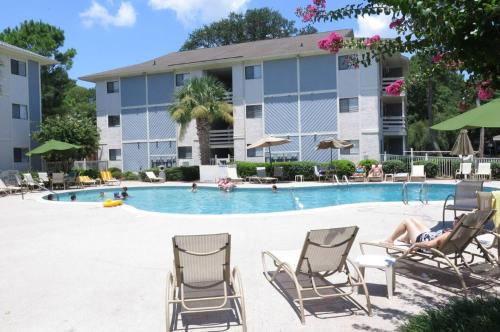 발코니/테라스, HHI Beach Retreat - Renovated & Ready to Relax in 힐튼 헤드 아이랜드 (SC)