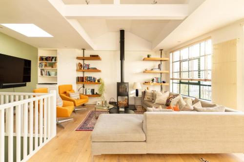 A Gentle Riverside Charm 2 bedroom Mews House - image 4