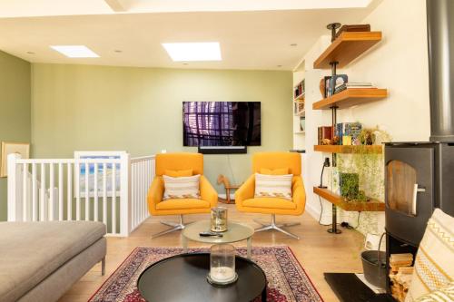 A Gentle Riverside Charm 2 bedroom Mews House - image 10