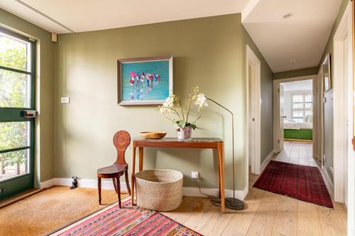 A Gentle Riverside Charm 2 bedroom Mews House - main image