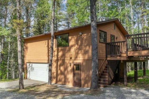 Private 2BR Forest Suite in Bragg Creek with Hot tub, pond, 17 acres of trails in Bragg Creek (AB)