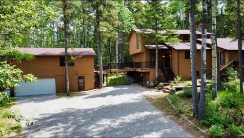 Viesnīcas āriene, Private 2BR Forest Suite in Bragg Creek with Hot tub, pond, 17 acres of trails in Bragg Creek (AB)