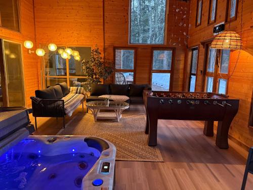 Iekārtas, Private 2BR Forest Suite in Bragg Creek with Hot tub, pond, 17 acres of trails in Bragg Creek (AB)