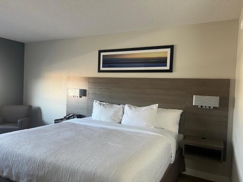 Super 8 by Wyndham Neosho - image 10