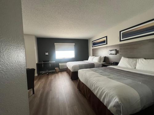 Super 8 by Wyndham Neosho - image 7