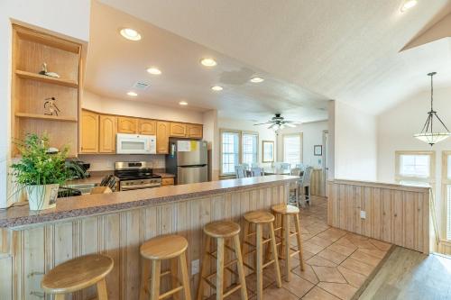 Sandy Paws - KDH MP 9.5 Semi-Oceanfront Ocean View 100 Yds to Beach Elevator Pool Hot Tub Pets OK - image 5