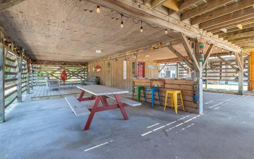 House with No Name - Nags Head MP 10.5 Oceanside 340 Yds to Beach Pets OK YR Flex Stays - image 4