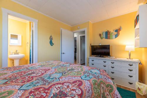 House with No Name - Nags Head MP 10.5 Oceanside 340 Yds to Beach Pets OK YR Flex Stays - image 2