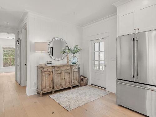 Elegant 5BR 30A Home w Hot tub & Pool - image 4
