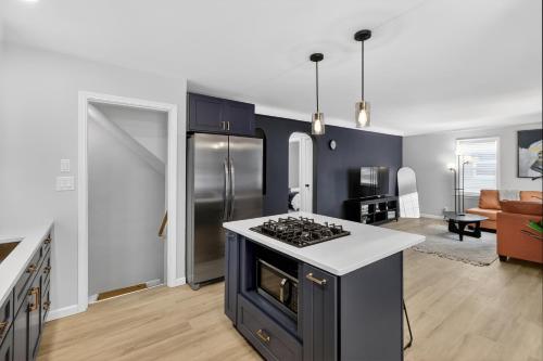 Stunning Home 15 Min to Downtown & Airport in Brooklyn (OH)