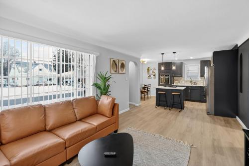Stunning Home 15 Min to Downtown & Airport in Brooklyn (OH)