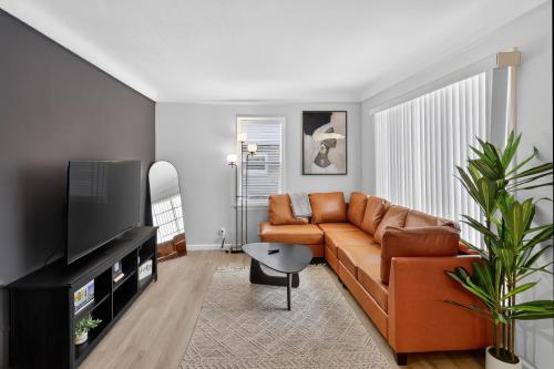 Stunning Home 15 Min to Downtown & Airport in Brooklyn (OH)