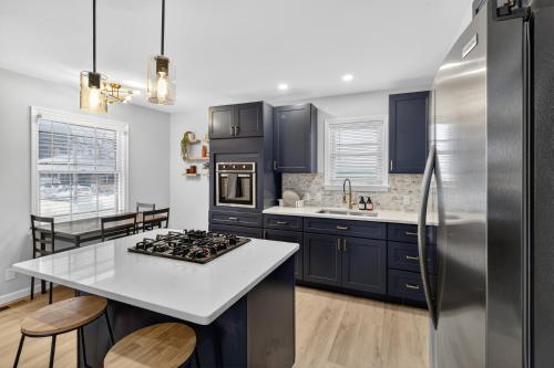 Stunning Home 15 Min to Downtown & Airport in Brooklyn (OH)