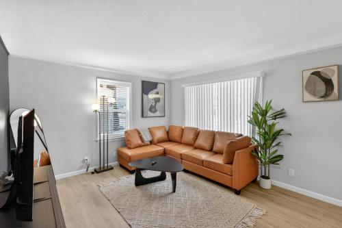 Stunning Home 15 Min to Downtown & Airport in Brooklyn (OH)